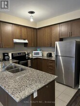 8 Waterstone Way in Whitby, ON - Building Photo - Building Photo