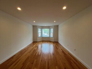 45 Linwood Rd N in Port Washington, NY - Building Photo - Building Photo