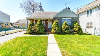 12 Smith St in Glen Cove, NY - Building Photo