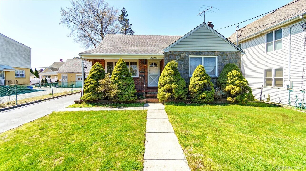 12 Smith St in Glen Cove, NY - Building Photo