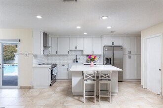 2400 NW 103rd Ave in Pembroke Pines, FL - Building Photo - Building Photo