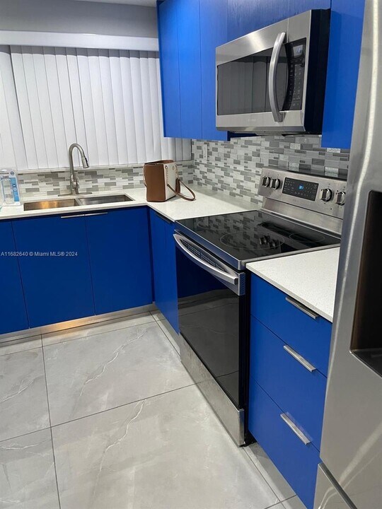 940 NE 199th St-Unit -4J in Miami, FL - Building Photo
