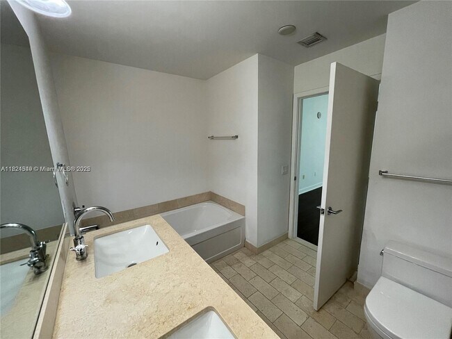 79 SW 12th St, Unit 1104-S in Miami, FL - Building Photo - Building Photo