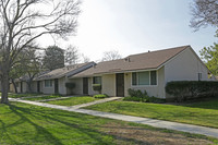 Heritage Village Apartments in Los Banos, CA - Foto de edificio - Building Photo