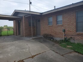 2301 N Parkwood Dr in Harlingen, TX - Building Photo