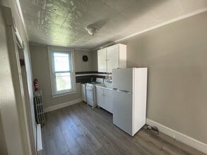 582 Sunbury St, Unit Apt 3 in Minersville, PA - Building Photo - Building Photo