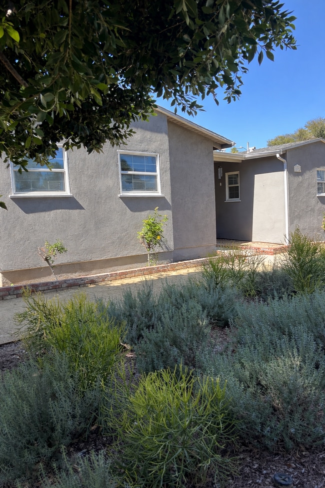 7055 Comanche Ave in Winnetka, CA - Foto de edificio - Building Photo