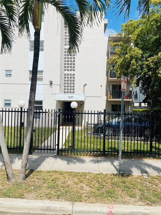 1337 NW 1st St-Unit -10 in Miami, FL - Building Photo
