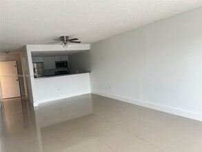 555 NE 123rd St in North Miami, FL - Building Photo - Building Photo