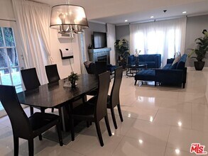 137 Rexford Dr in Beverly Hills, CA - Building Photo - Building Photo