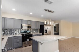 9424 Deer Lodge Ln in Las Vegas, NV - Building Photo - Building Photo