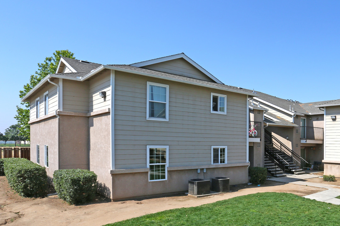 North Park I and II in Dinuba, CA - Building Photo