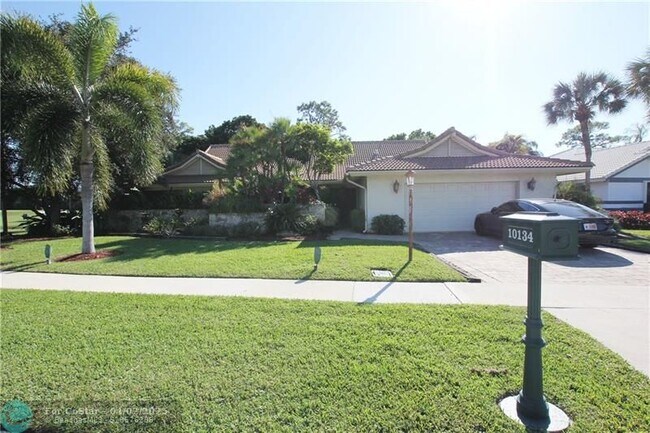 10134 Boca Woods Ln in Boca Raton, FL - Building Photo - Building Photo