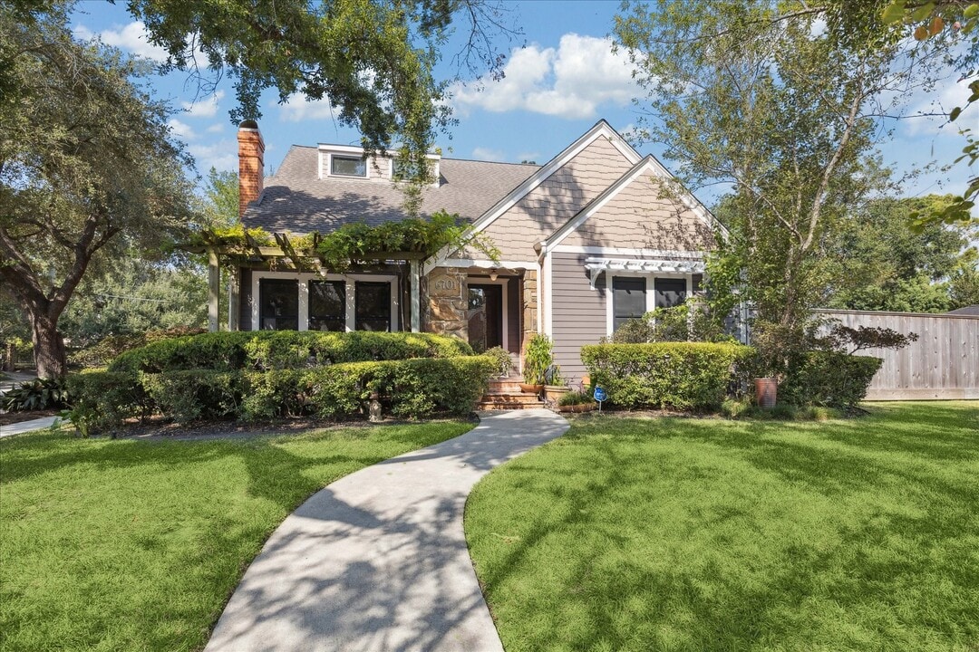 6701 Wildwood Way in Houston, TX - Building Photo