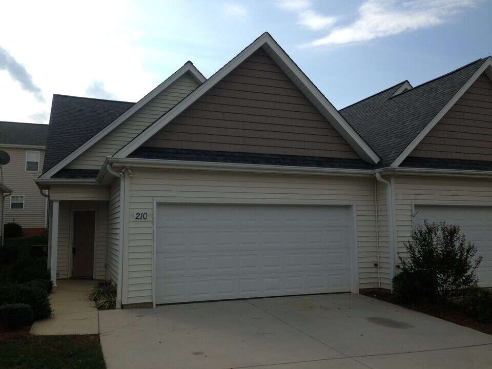 210 Clusters Cir in Mooresville, NC - Building Photo