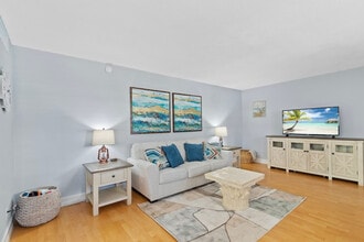 8 NE 9th St in Fort Lauderdale, FL - Foto de edificio - Building Photo