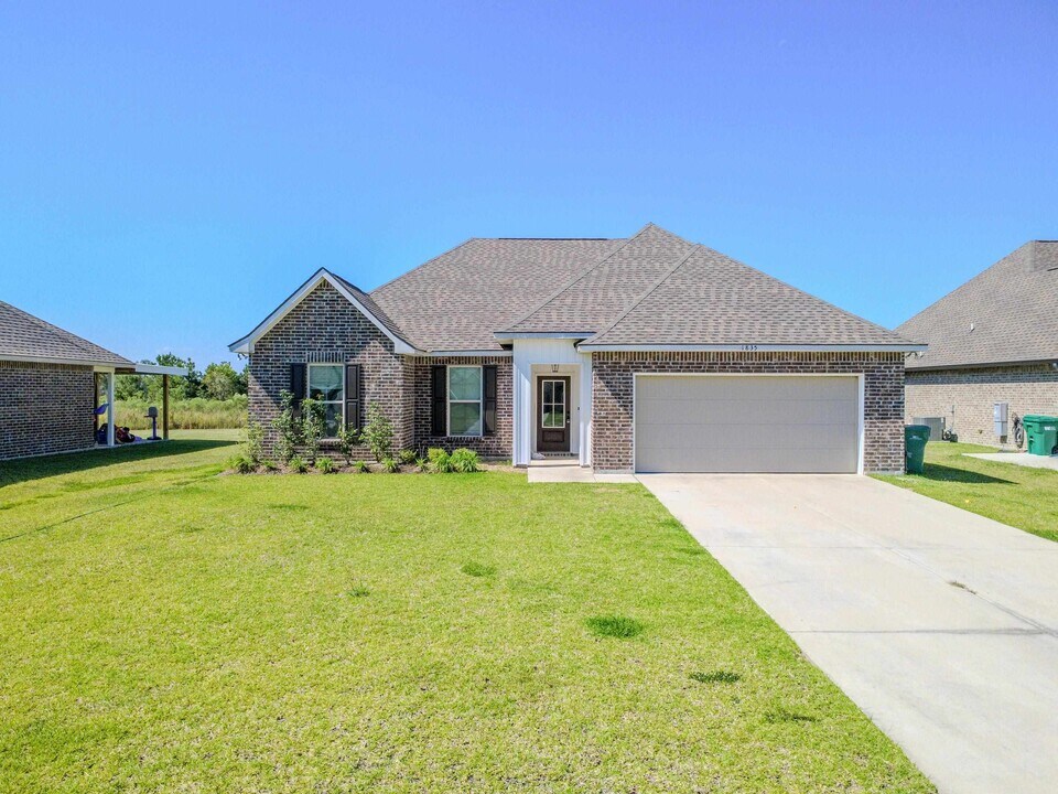 1835 Bowen Rd in Lake Charles, LA - Building Photo