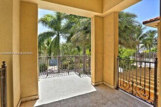 592 Fernwood Rd in Key Biscayne, FL - Building Photo - Building Photo