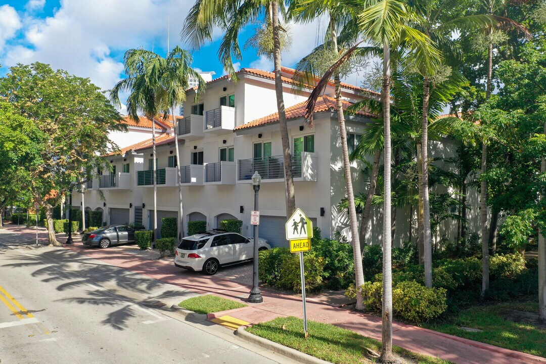 208 Beach Colony in Miami Beach, FL - Building Photo