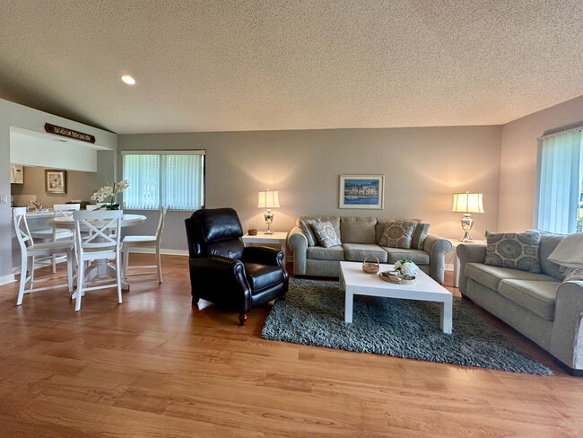 305 Club Dr in Palm Beach Gardens, FL - Building Photo - Building Photo