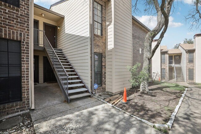 4159 Steck Ave, Unit 240 in Austin, TX - Foto de edificio - Building Photo
