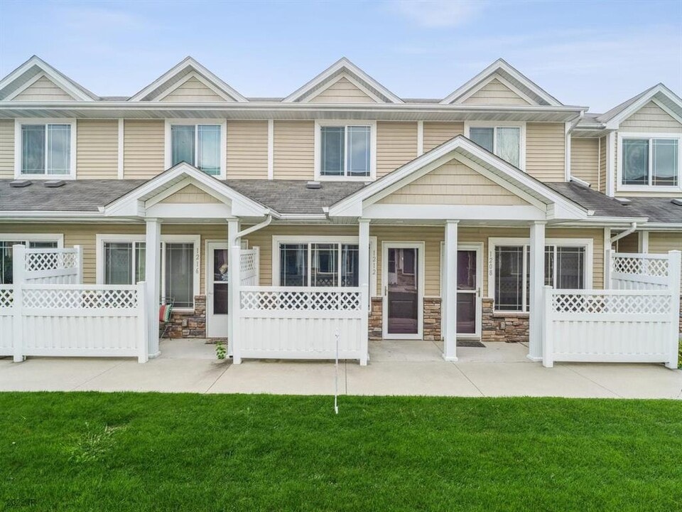 1212 NE 7th Ln in Ankeny, IA - Building Photo