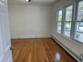 1049 Campbell Ave in West Haven, CT - Building Photo - Building Photo
