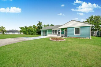 1902 W Gulf St in Baytown, TX - Building Photo - Building Photo