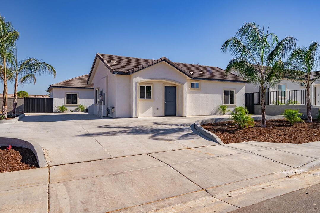 9819 Krista Vineyard Way in Bakersfield, CA - Building Photo