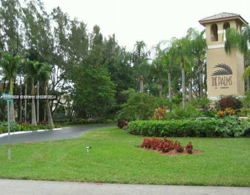 351 Palm Way in Pembroke Pines, FL - Foto de edificio