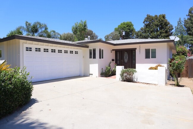 22051 San Miguel St in Woodland Hills, CA - Foto de edificio - Building Photo