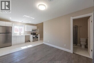 912 Hall Ave in Windsor, ON - Building Photo - Building Photo