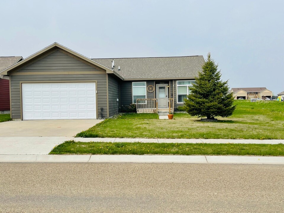 3314 8th Ave NE in Watford City, ND - Building Photo