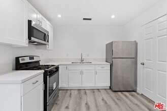 5543 Fallbrook Ave in Los Angeles, CA - Building Photo - Building Photo