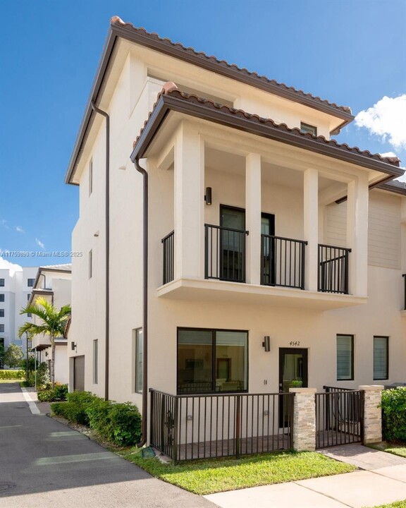 4542 NW 83rd Psge in Doral, FL - Building Photo