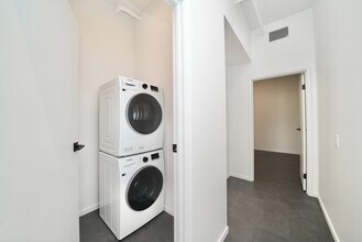 127 Bannatyne Av in Winnipeg, MB - Building Photo - Building Photo