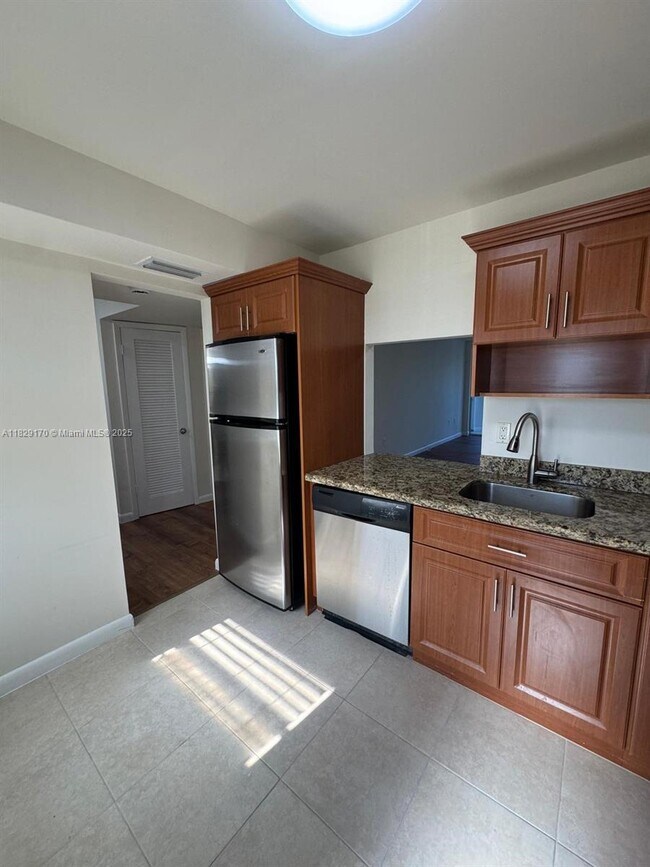 1201 NE 191st St in Miami, FL - Building Photo - Building Photo