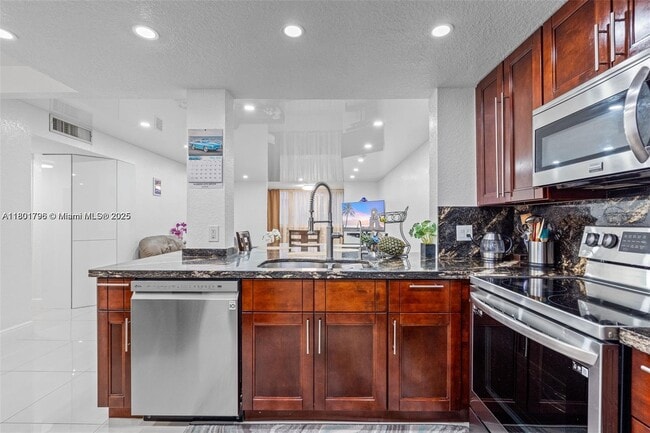 301 NE 14th Ave in Hallandale Beach, FL - Building Photo - Building Photo