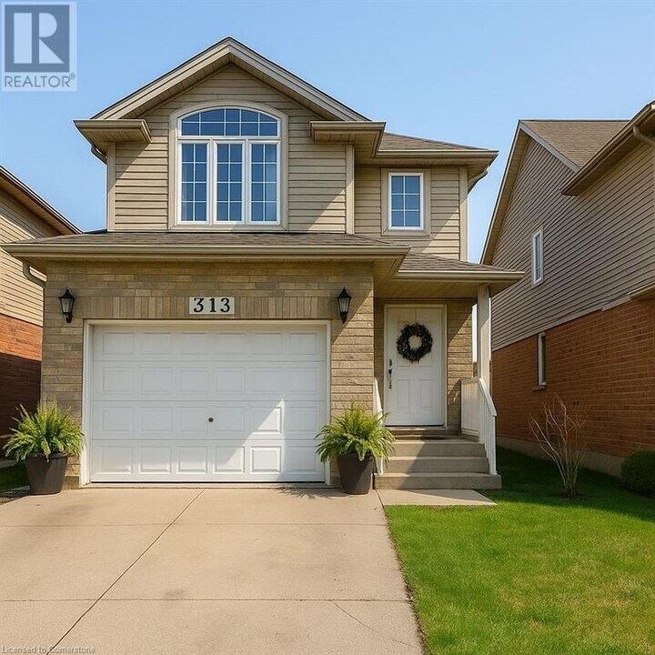 313 Featherstone Crescent in Kitchener, ON - Building Photo