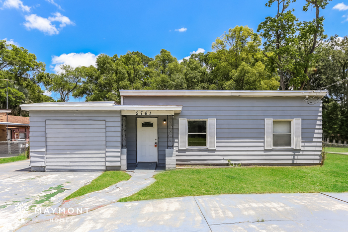 5761 Iris Blvd in Jacksonville, FL - Building Photo