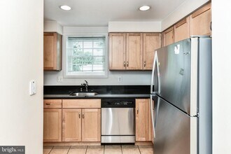 231 N Thomas St in Arlington, VA - Building Photo - Building Photo