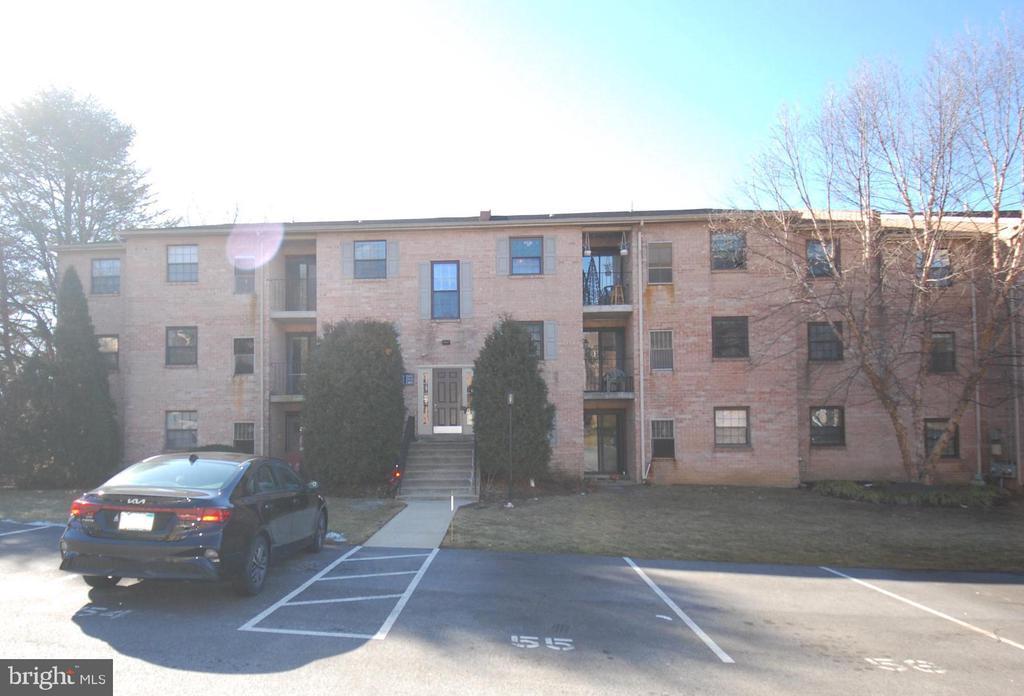 2306 Pond View Dr in West Chester, PA - Building Photo