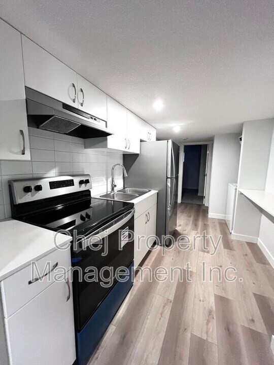 22722-2282a 82a Ave NW in Edmonton, AB - Building Photo
