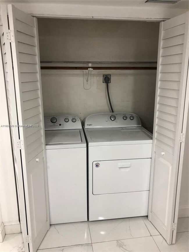 1555 W 44th Pl, Unit 334 in Hialeah, FL - Building Photo - Building Photo