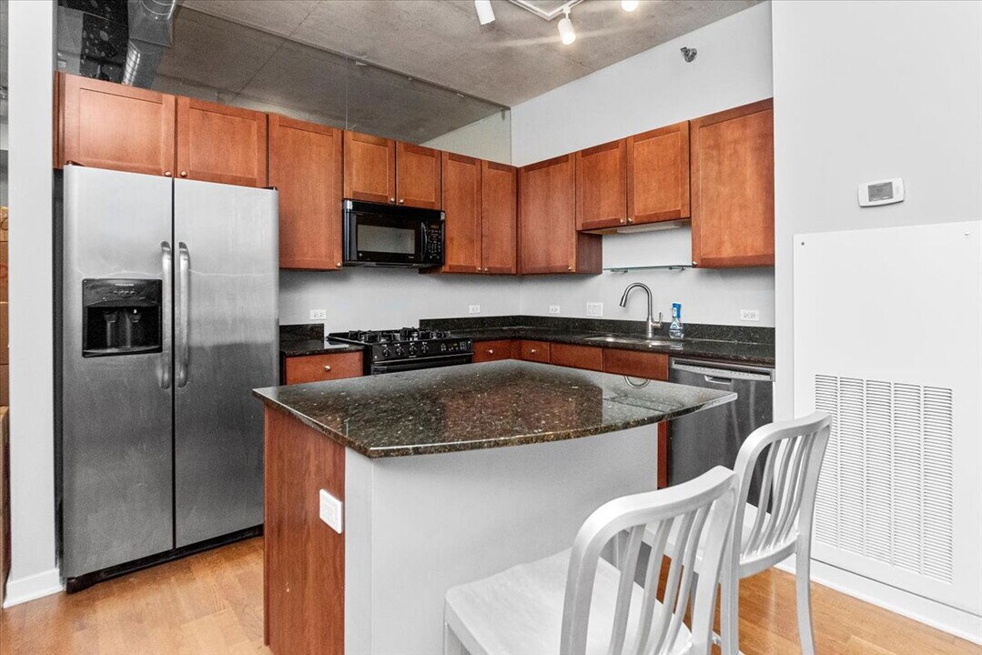 720 N Larrabee St in Chicago, IL - Building Photo