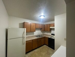 Golden Oak Village in South Bend, IN - Foto de edificio - Building Photo
