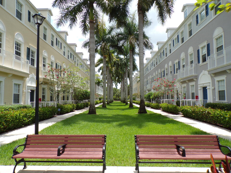 108 Locustberry Ln in Jupiter, FL - Building Photo