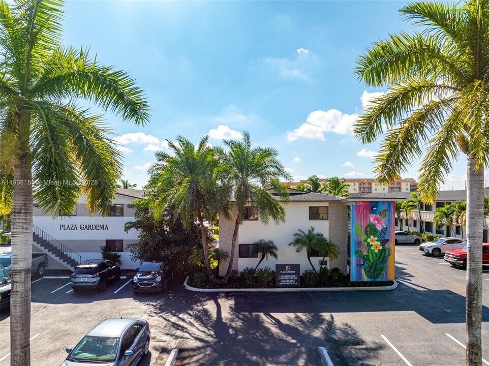 1330 W 29th St in Hialeah, FL - Foto de edificio
