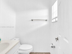 5130 SW 40th Ave in Fort Lauderdale, FL - Building Photo - Building Photo