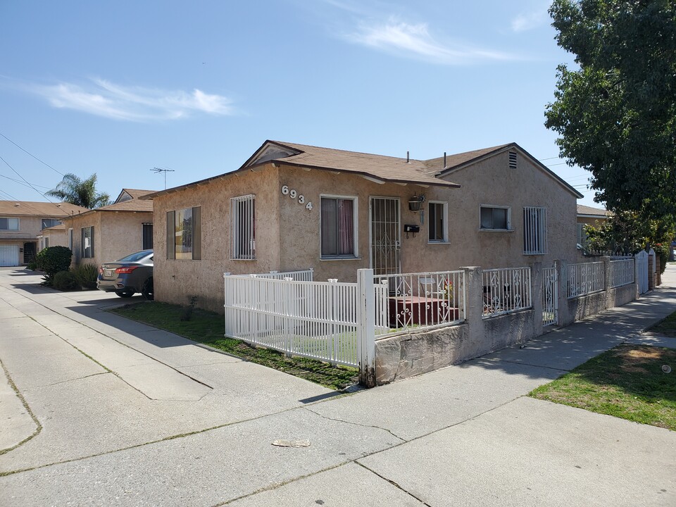 6934 California Ave in Bell, CA - Building Photo